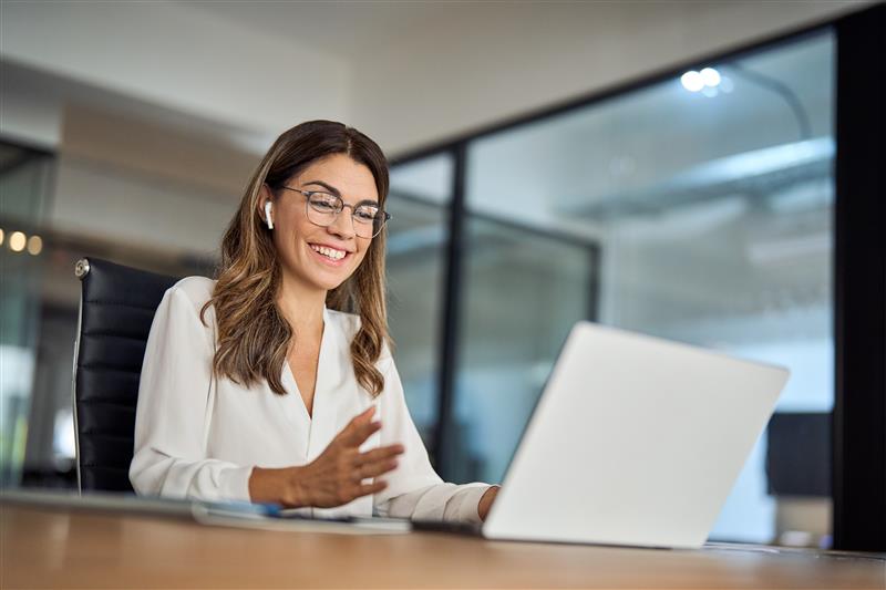 Women smiling at her computer screen 